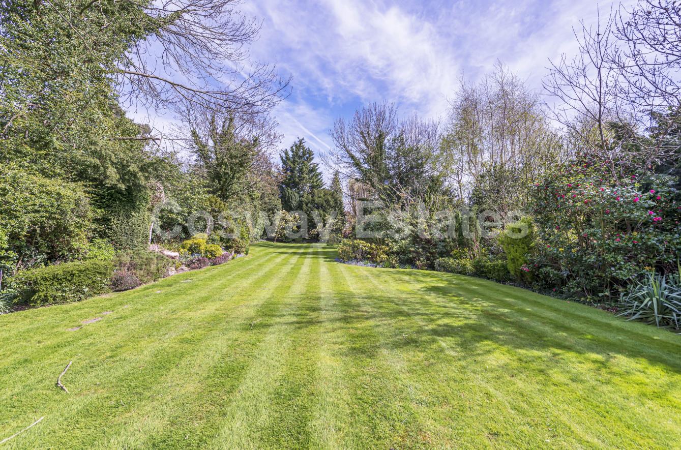 4 bed property in Uphill Road, London